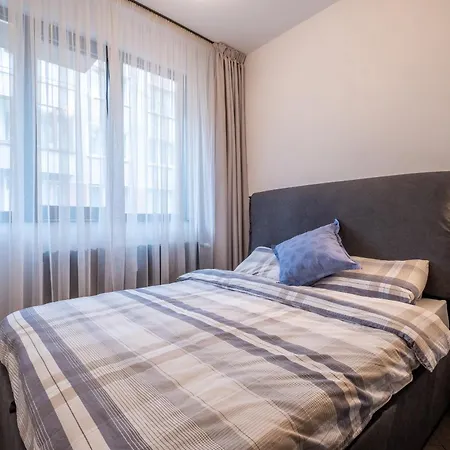 Soho 13 - Black & White Daire Sofya