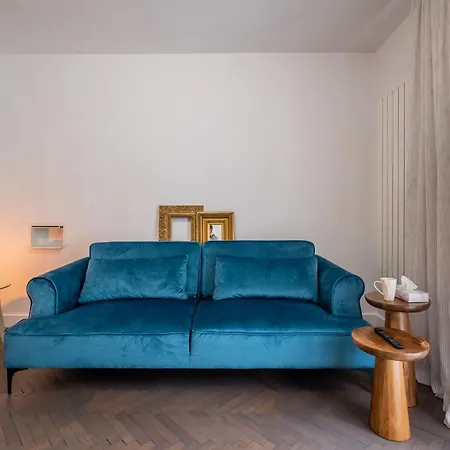 Soho 13 - Black & White Sofia