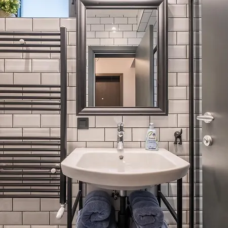 Soho 13 - Black & White Apartment *