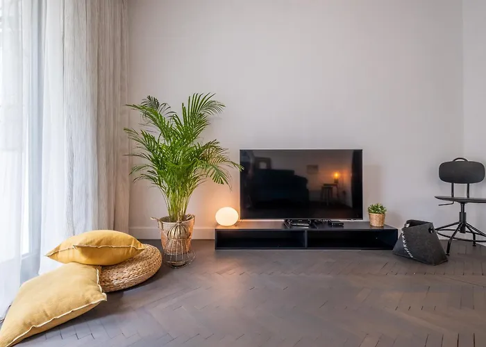 Soho 13 - Black & White Sofie