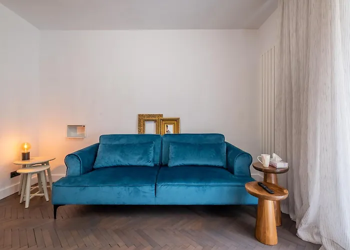 Soho 13 - Black & White Sofie